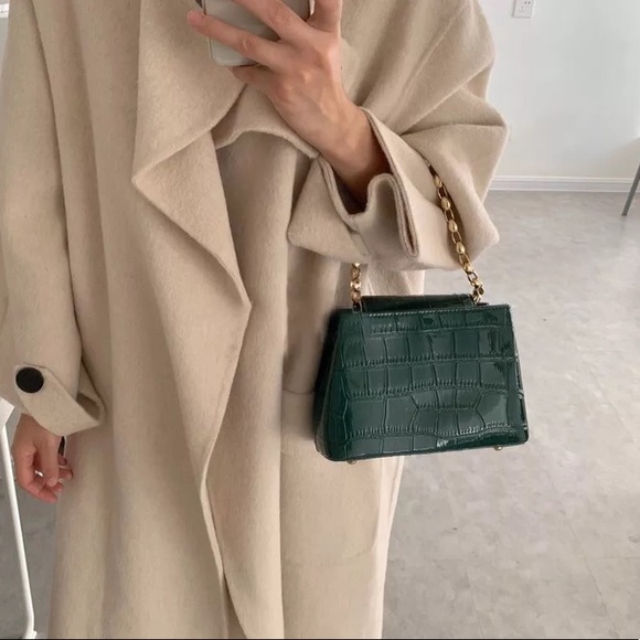 Trending Fall 2019 | Green Leather Gold Chain Bag - Picture 2 of 8